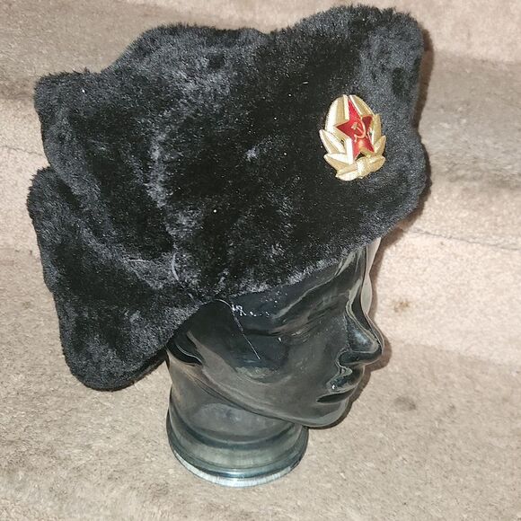 Russian Black Faux Fur Hat with Red Army Star Emblem - Picture 5 of 7